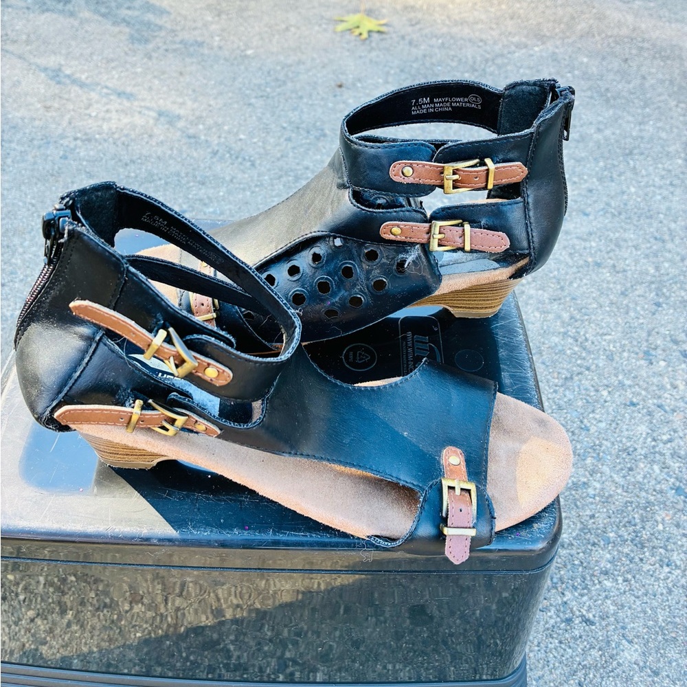 Nine West Aerosoules Black and Tan Women's Sandals